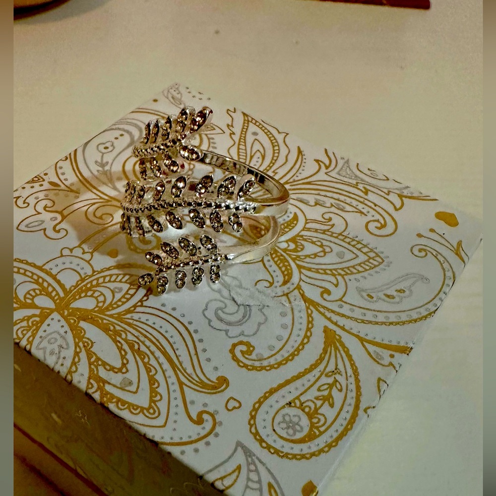 Carter's Elegant Silver Plated Leaf Ring. - image 4